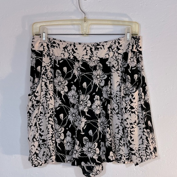 4 for $40 SALE! Free People Sheila Floral Print Shorts, Black/Blush, Size 10 - Picture 10 of 11
